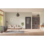 Front-Milieuansicht der in der Wand laufenden GARANT Schiebetür Matt RAL 9005 G-TEC mit Lichtausschnitt LA-6 Sprosse SP2
