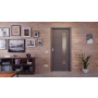 Front-Milieuansicht der in der Wand laufenden HÖRMANN Schiebetür Groove 15 Staubgrau RAL 7037 Lack DesignLine mit Lichtausschnitt LA 24 bandseitig