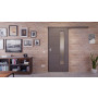 Front-Milieuansicht der vor der Wand laufenden HÖRMANN Schiebetür Groove 15 Staubgrau RAL 7037 Lack DesignLine mit Lichtausschnitt LA 24 bandseitig