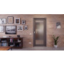 Front-Milieuansicht der in der Wand laufenden HÖRMANN Schiebetür Groove 16 Staubgrau RAL 7037 Lack DesignLine mit Lichtausschnitt LA 27