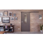 Front-Milieuansicht der vor der Wand laufenden HÖRMANN Schiebetür Groove 16 Staubgrau RAL 7037 Lack DesignLine mit Lichtausschnitt LA 4 mittig