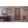 Front-Milieuansicht der in der Wand laufenden HÖRMANN Schiebetür Groove 23 Staubgrau RAL 7037 Lack DesignLine mit Lichtausschnitt LA 5