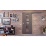 Front-Milieuansicht der vor der Wand laufenden HÖRMANN Schiebetür Groove 23 Staubgrau RAL 7037 Lack DesignLine mit Lichtausschnitt LA 5