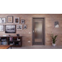 Front-Milieuansicht der in der Wand laufenden HÖRMANN Schiebetür Groove 23 Staubgrau RAL 7037 Lack DesignLine mit Lichtausschnitt LA 8
