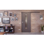 Front-Milieuansicht der vor der Wand laufenden HÖRMANN Schiebetür Groove 29 Staubgrau RAL 7037 Lack DesignLine mit Lichtausschnitt LA 24 mittig