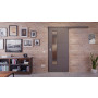 Front-Milieuansicht der vor der Wand laufenden HÖRMANN Schiebetür Groove 31 Staubgrau RAL 7037 Lack DesignLine mit Lichtausschnitt LA 24 schlossseitig