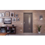 Front-Milieuansicht der in der Wand laufenden HÖRMANN Schiebetür Groove 34 Staubgrau RAL 7037 Lack DesignLine mit Lichtausschnitt LA 24 bandseitig