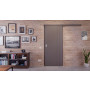 Front-Milieuansicht der vor der Wand laufenden HÖRMANN Schiebetür Groove 39 Staubgrau RAL 7037 Lack DesignLine