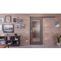 Front-Milieuansicht der vor der Wand laufenden HÖRMANN Schiebetür Groove 50 Staubgrau RAL 7037 Lack DesignLine mit Lichtausschnitt LA 8