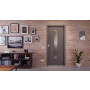 Front-Milieuansicht der in der Wand laufenden HÖRMANN Schiebetür Groove 78 Staubgrau RAL 7037 Lack DesignLine mit Lichtausschnitt LA 24 mittig