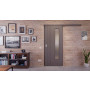 Front-Milieuansicht der vor der Wand laufenden HÖRMANN Schiebetür Groove 85 Staubgrau RAL 7037 Lack DesignLine mit Lichtausschnitt LA 24 bandseitig