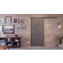 Front-Milieuansicht der vor der Wand laufenden HÖRMANN Schiebetür Groove 85 Staubgrau RAL 7037 Lack DesignLine