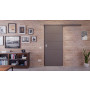 Front-Milieuansicht der vor der Wand laufenden HÖRMANN Schiebetür Groove 93 Staubgrau RAL 7037 Lack DesignLine