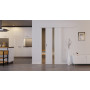 Front-Milieuansicht der vor der Wand laufenden HÖRMANN Schiebetür Pure 1 Eiche Weiß Duradecor DesignLine mit Lichtausschnitt mittig