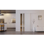 Front-Milieuansicht der vor der Wand laufenden HÖRMANN Schiebetür Pure 1 Eiche Weiß Duradecor DesignLine mit Lichtausschnitt Schlossseite