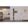 Front-Milieuansicht der in der Wand laufenden HÖRMANN Schiebetür Pure 2 Eiche Weiß Duradecor DesignLine mit Lichtausschnitt quer mit Lisene Steel 79