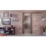 Front-Milieuansicht der vor der Wand laufenden HÖRMANN Schiebetür Rail 1 Staubgrau RAL 7037 Duradecor DesignLine
