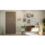 Front-Milieuansicht von HÖRMANN Wohnungseingangstür Groove 15 Staubgrau RAL 7037 Lack DesignLine