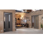 Main-Milieuansicht der vor der Wand laufenden HÖRMANN Schiebetür Groove 15 Staubgrau RAL 7037 Lack DesignLine mit Lichtausschnitt LA 24 bandseitig