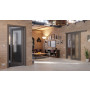 Main-Milieuansicht der vor der Wand laufenden HÖRMANN Schiebetür Groove 16 Staubgrau RAL 7037 Lack DesignLine mit Lichtausschnitt LA 27