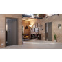 Main-Milieuansicht der in der Wand laufenden HÖRMANN Schiebetür Groove 20 Staubgrau RAL 7037 Lack DesignLine