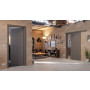 Main-Milieuansicht der vor der Wand laufenden HÖRMANN Schiebetür Groove 20 Staubgrau RAL 7037 Lack DesignLine