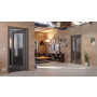 Main-Milieuansicht der in der Wand laufenden HÖRMANN Schiebetür Groove 23 Staubgrau RAL 7037 Lack DesignLine mit Lichtausschnitt LA 8