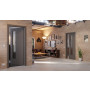 Main-Milieuansicht der in der Wand laufenden HÖRMANN Schiebetür Groove 78 Staubgrau RAL 7037 Lack DesignLine mit Lichtausschnitt LA 24 schlossseitig