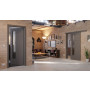 Main-Milieuansicht der vor der Wand laufenden HÖRMANN Schiebetür Groove 78 Staubgrau RAL 7037 Lack DesignLine mit Lichtausschnitt LA 24 schlossseitig