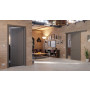 Main-Milieuansicht der vor der Wand laufenden HÖRMANN Schiebetür Groove 92 Staubgrau RAL 7037 Lack DesignLine