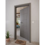 CloseUp-Milieuansicht von HÖRMANN Wohnungseingangstür Groove 22 Staubgrau RAL 7037 Lack DesignLine