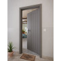 CloseUp-Milieuansicht von HÖRMANN Wohnungseingangstür Groove 54 Staubgrau RAL 7037 Lack DesignLine
