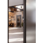 CloseUp-Milieuansicht von HÖRMANN Innentür Groove 23 Staubgrau RAL 7037 Lack DesignLine mit Lichtausschnitt LA 27