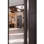 CloseUp-Milieuansicht von HÖRMANN Innentür Groove 27 Staubgrau RAL 7037 Lack DesignLine mit Lichtausschnitt LA 24 schlossseitig
