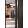 CloseUp-Milieuansicht von HÖRMANN Innentür Groove 34 Staubgrau RAL 7037 Lack DesignLine mit Lichtausschnitt LA 24 schlossseitig