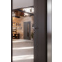 CloseUp-Milieuansicht von HÖRMANN Innentür Groove 85 Staubgrau RAL 7037 Lack DesignLine mit Lichtausschnitt LA 24 bandseitig