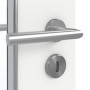 Detailansicht der Oberfläche von GARANT Feuchtraumtür D354-60 Designer White Resopal mit Lichtausschnitt LA-DIN
