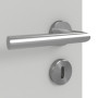 Detailansicht der Oberfläche von GARANT Feuchtraumtür D92-60 Dove Grey Resopal mit Lichtausschnitt LA-4 bandseitig