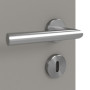 Detailansicht der Oberfläche von GARANT Feuchtraumtür U12115SD Platingrau GHK08 mit Lichtausschnitt LA-5 mittig