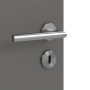 Detailansicht der Oberfläche von HÖRMANN Innentür Groove 15 Staubgrau RAL 7037 Lack DesignLine mit Lichtausschnitt LA 24 mittig