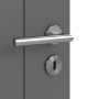 Detailansicht der Oberfläche von HÖRMANN Innentür Groove 16 Staubgrau RAL 7037 Lack DesignLine mit Lichtausschnitt LA 24 mittig