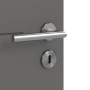 Detailansicht der Oberfläche von HÖRMANN Innentür Groove 34 Staubgrau RAL 7037 Lack DesignLine mit Lichtausschnitt LA 24 bandseitig