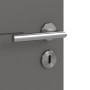 Detailansicht der Oberfläche von HÖRMANN Innentür Groove 34 Staubgrau RAL 7037 Lack DesignLine mit Lichtausschnitt LA 24 mittig