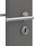 Detailansicht der Oberfläche von HÖRMANN Innentür Groove 78 Staubgrau RAL 7037 Lack DesignLine mit Lichtausschnitt LA 24 schlossseitig