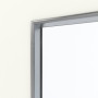 Detailansicht des Lichtausschnitts von GARANT Feuchtraum-Schiebetür U11026SD Kristallweiß GHK08 mit Lichtausschnitt LA-4 bandseitig