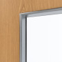 Detailansicht des Lichtausschnitts von GARANT Feuchtraumtür Eiche Premium GCK08 mit Lichtausschnitt LA-5 bandseitig